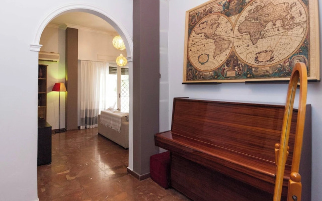 Spacious 2 Bd Pireas Apt w Cozy Balcony