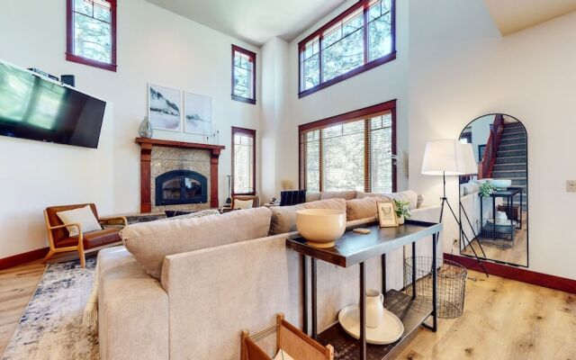 Timbers 15 Private Hot Tub, 2 Car Garage, Washer Dryer, Large Townhouse by RedAwning