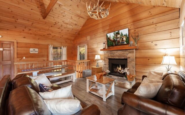 Pappy's Peak 2 Bedroom Cabin by RedAwning