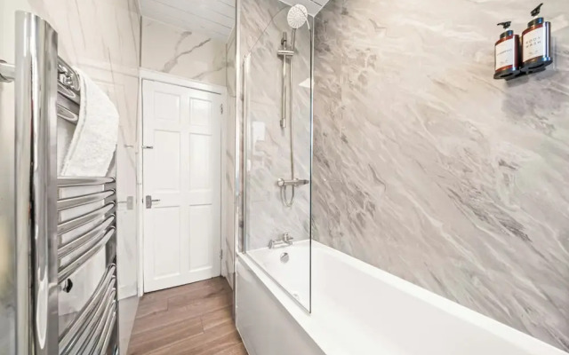 Cosy and Bright 3-Bedroom Flat