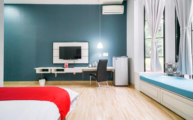 RedDoorz Premium near RS Pondok Indah