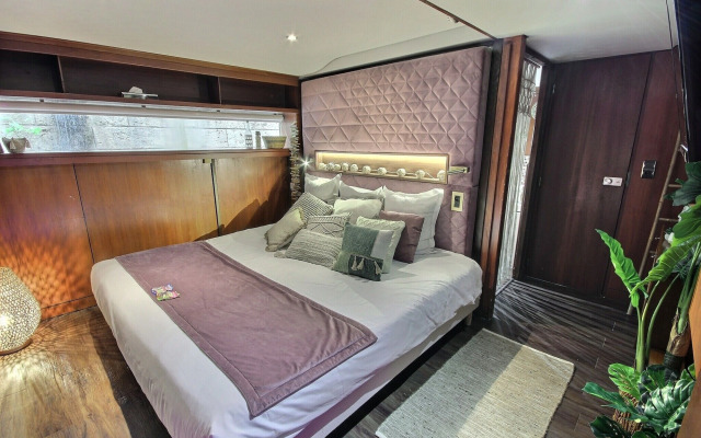 VIP Paris Yacht Hotel