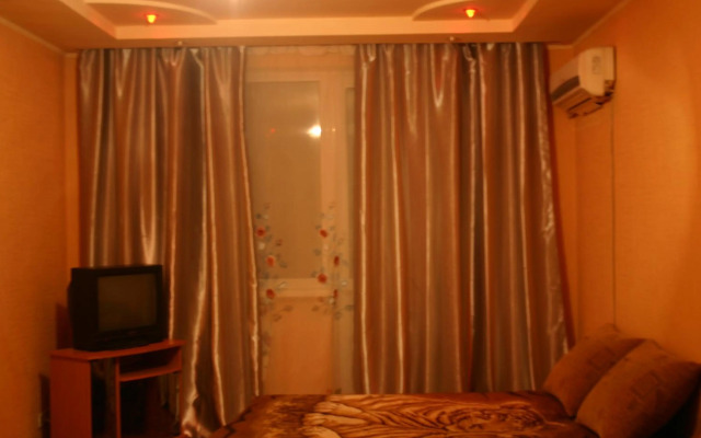 Квартира возле ТРЦ Космос .метро Героев труда