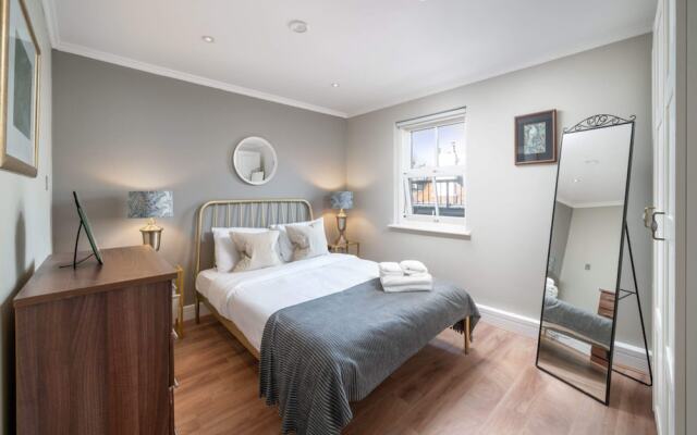 Modern 1 Bedroom Barons Court Flat Lift and Balcony