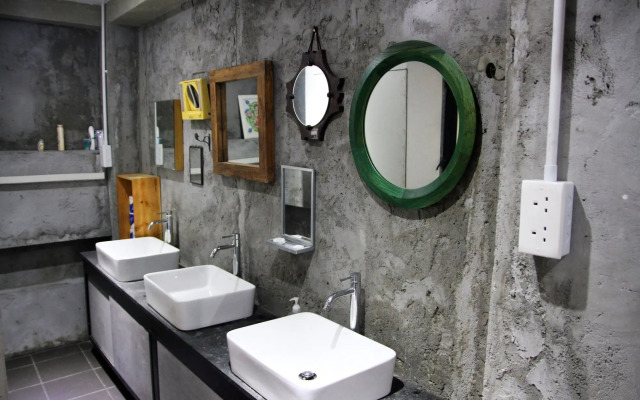 Hop Inn - Hostel