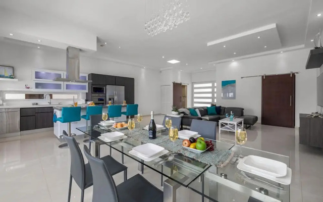 Modern Spacious 4br3ba w Pool Close to Beach