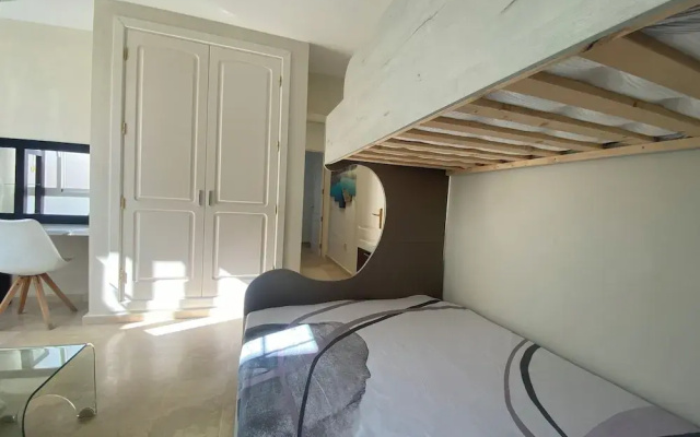 New Renovated Family Home Above Swimming Pool!
