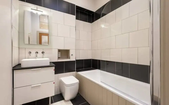 Castle View Spacious 3-bedroom Apartment