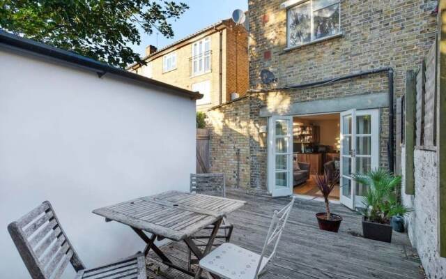 Cosy 2bed Skylight Apt W/patio in Clapham Junction