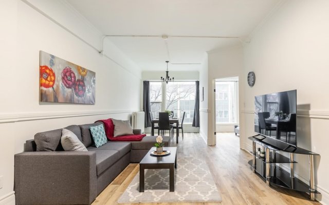 Bright and Spacious 3BR Apt With Netflix Near King Street