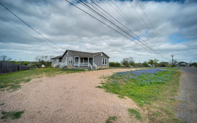 Pet-friendly Texas Retreat w/ Deck & Gas Grill!