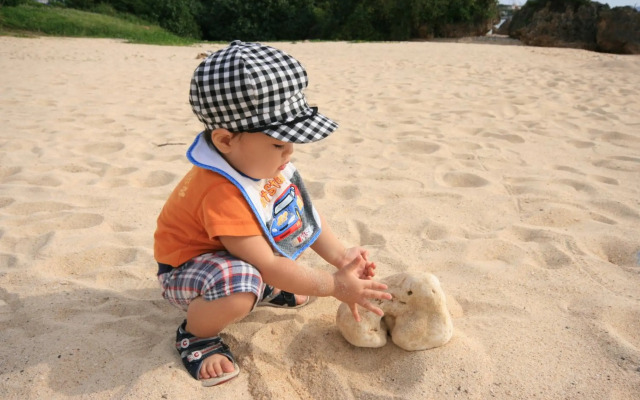On The Beach Lue