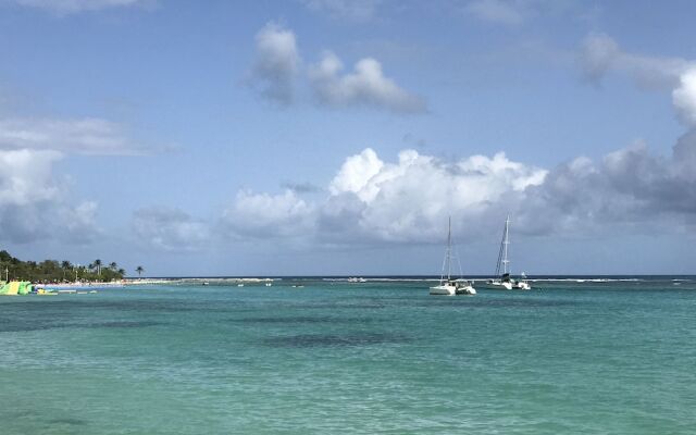 Ti. Maanga vue mer et pieds dans l'eau