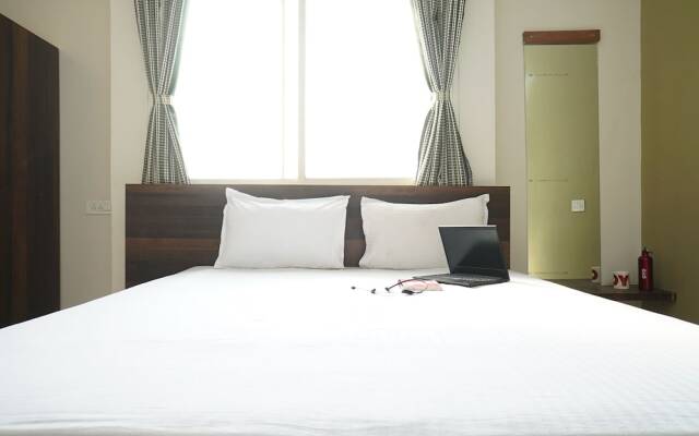 OYO 28029 Living Luxurious Studio Rooms