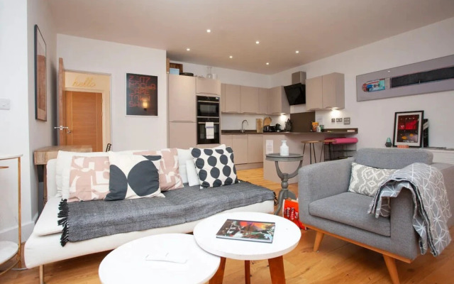 Central Designer 2 Bedroom Apartment in Portland Square