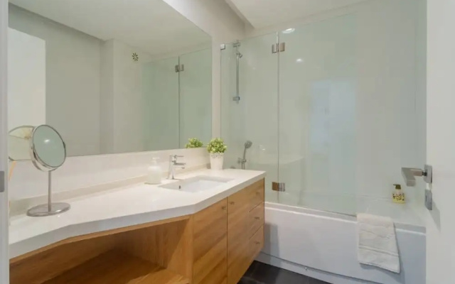 Spacious Lisbon Haven w Lift Garage