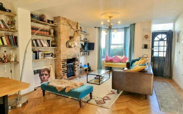 Eclectic seaside 4 bedroom artists residence