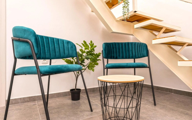 Ocean blue modern apartment for 8