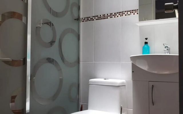 Un lugar encantador con una pequeña terraza