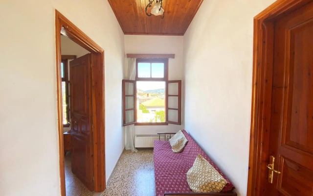 Dusk Apartments with Stunning Mountain View (Adults Only)