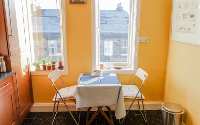 Sophisticated Edinburgh Apartment in City Centre