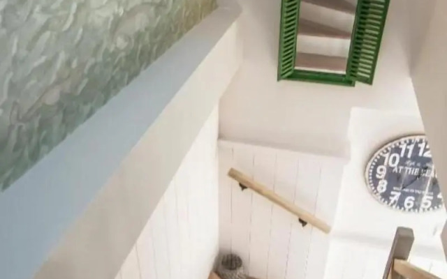The Beach House - Studios & Suites