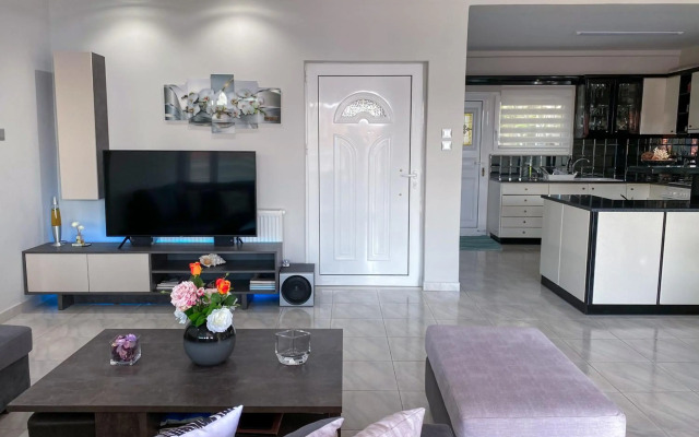 Beachfront apartment in the suburbs of Volos