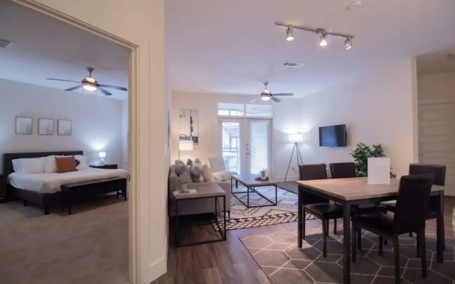 Revive Tanglewood Stunning 2BR in Uptown Houston