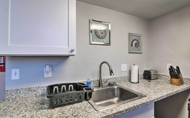 Romantic Apt: Private Patio & Shared Hot Tub!