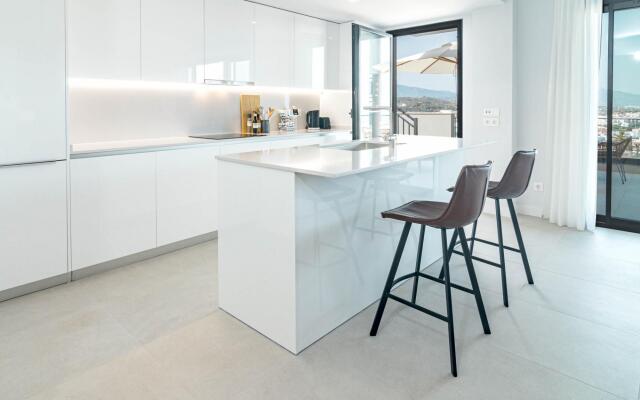 LME9F1- Penthouse, amazing views, families only