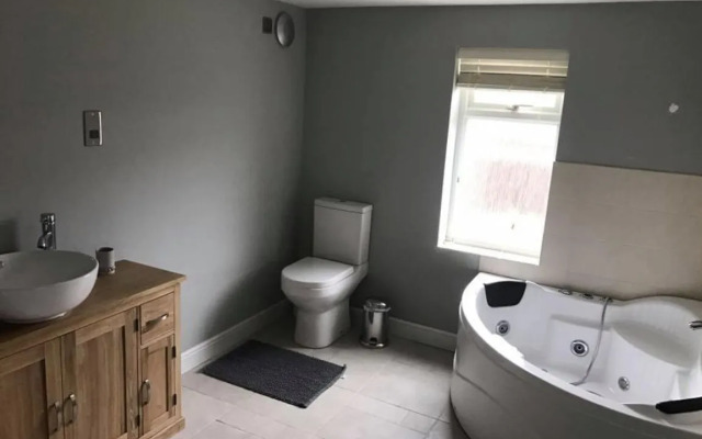 Pet-friendly - 2 Bedrooms Bungalow hot tub Parking