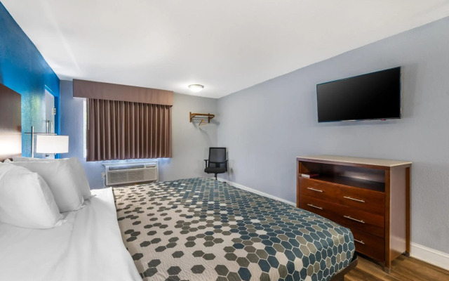 Econo Lodge Inn & Suites