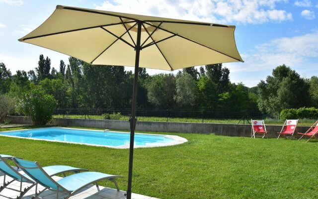 Spacious Villa in Vaison-la-Romaine with Swimming Pool