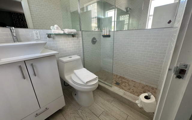 Maxines Dorset Catalina Hotel