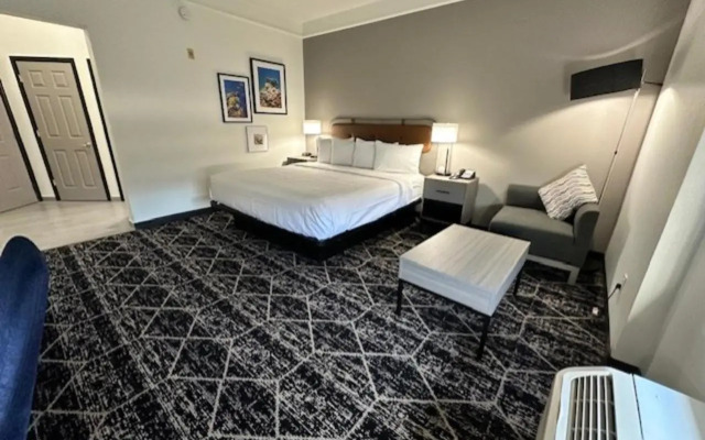 La Quinta Inn & Suites by Wyndham Houston Bush IAH South
