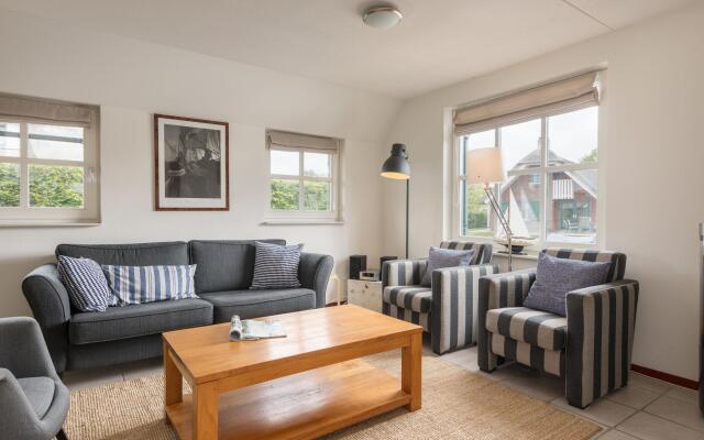 Stylish Thatched Villa with 2 Bathrooms near Giethoorn