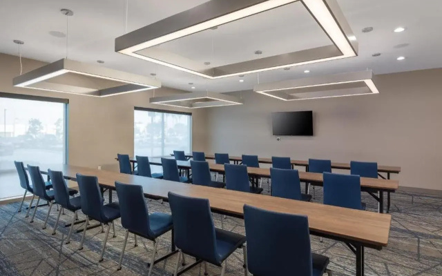 Holiday Inn Express & Suites Hawaiian Gardens