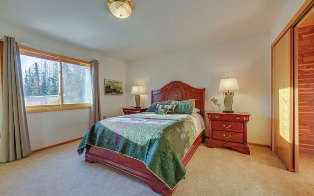 On-site Kenai River Fishing: Soldotna Apartment!