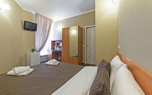 Anichkov Bridge Living Quarters