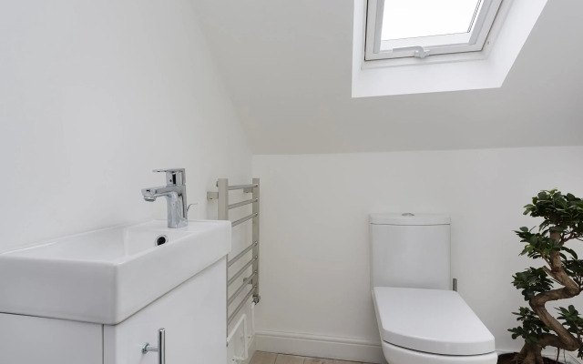 Veeve  5 Bed Home On Ruskin Avenue Kew