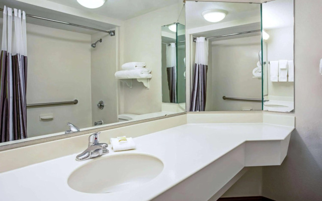 Super 8 by Wyndham South Holland