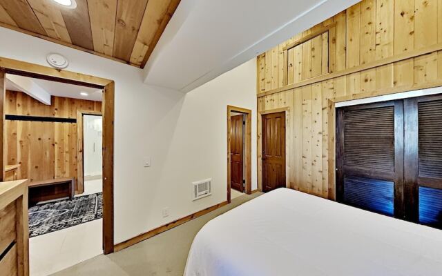 1849 Condos - Spacious 3 Bedrooms with Outdoor Pool & 3 Hot Tubs