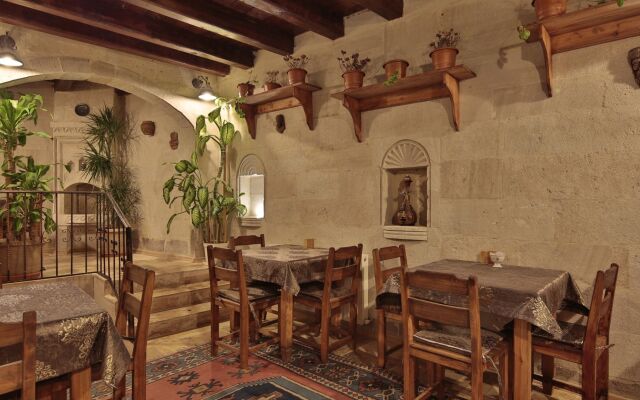 Explorer Cave Hotel