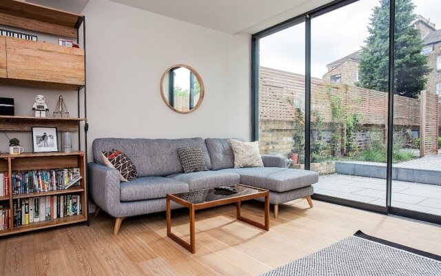 Stunning 2 Bedroom Apartment With Patio