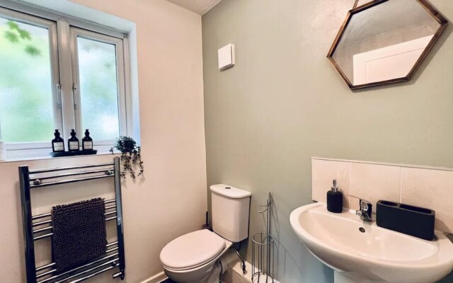 Stylish Townhouse With Free Parking in Liverpool