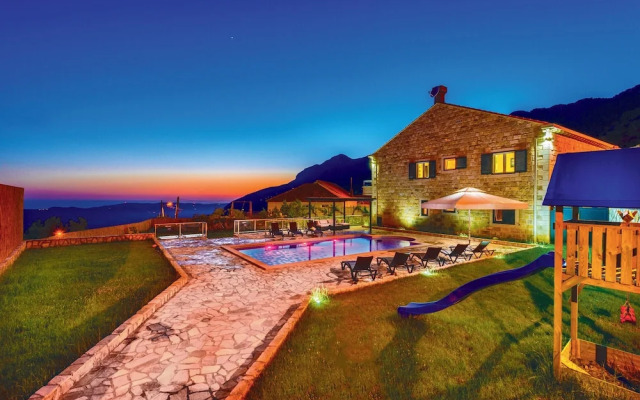 Villa Pave - Six-bedroom Villa With Terrace and Swimming Pool