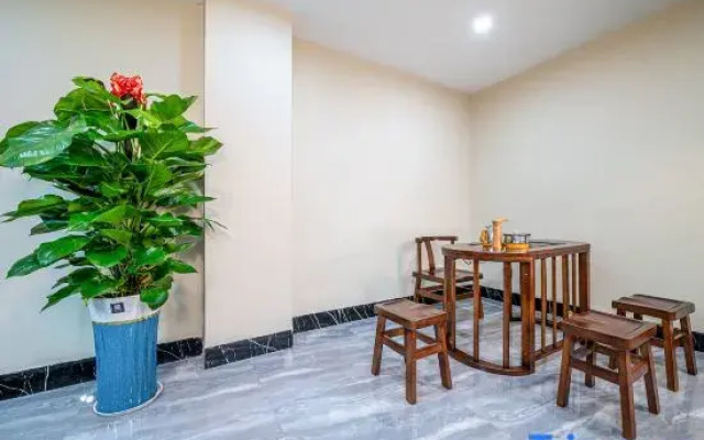 Wanlong Hotel (Nanning Guangxi University 33rd Middle School Subway Station)