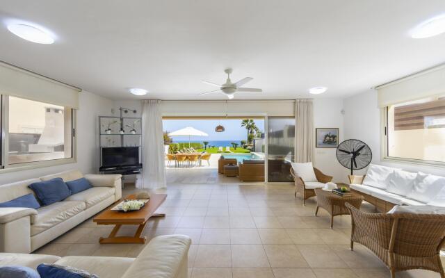 Protaras Beachfront Villa Pietra