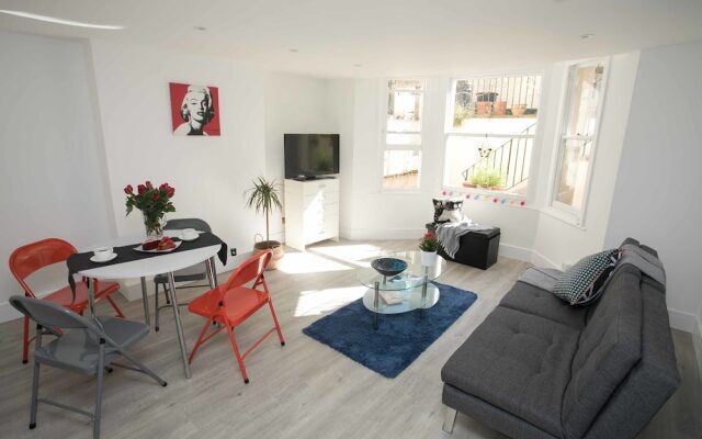 Light filled garden flat sleeps 4