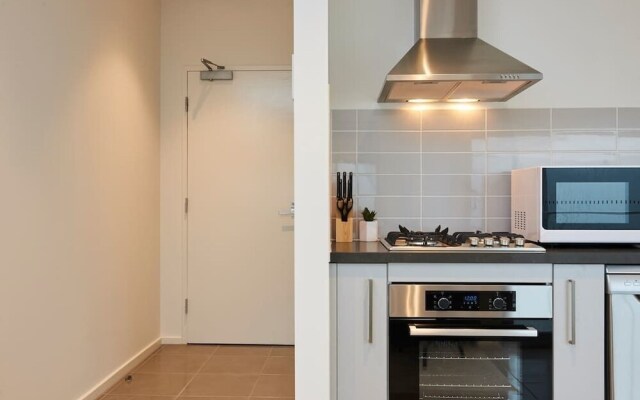 Open and Flowy 1 Bedroom Apartment in Chadstone